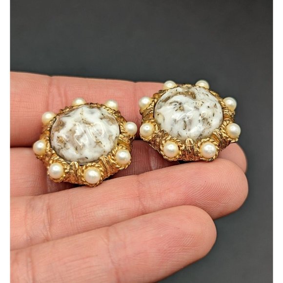 Vintage KRAMER Textured Marbled White Gold Faux Pearl Cluster Clip On Earrings - Picture 6 of 9